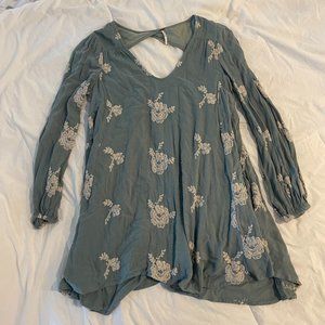 Free People size S Flowy Long sleeved Keyhole Stitched Mini Dress. Teal & white